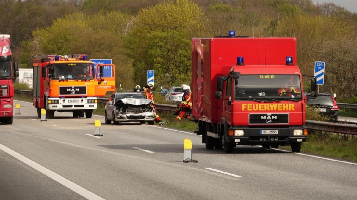 Auf Der A7 Raste Ein Auto Bei Bordesholm In Einen Lkw SHZ