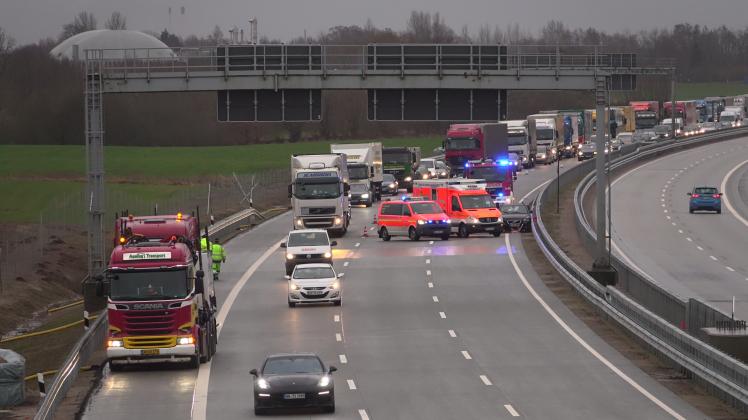 Bordesholmer Dreieck Unfall mit drei Fahrzeugen sorgt für Stau SHZ