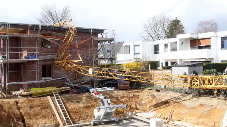 Baukran stürzt auf Rohbau SHZ