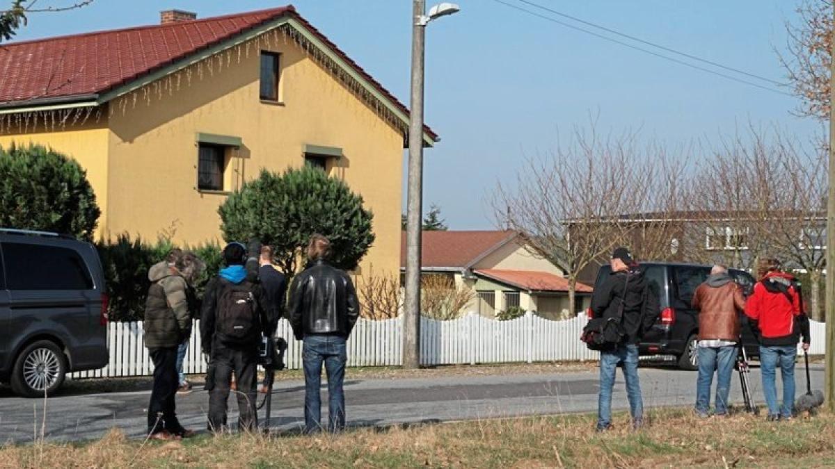 Ex Verkehrsminister Günther Krause wird aus Haus NOZ