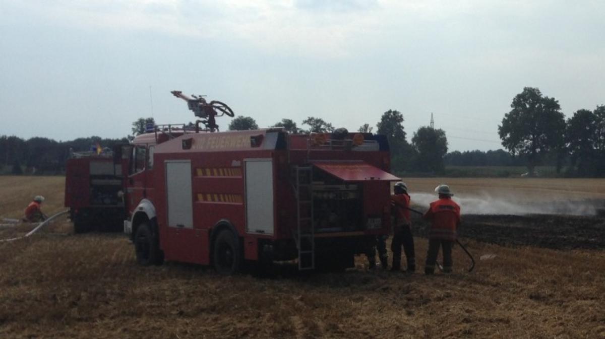 Feuerwehr L Scht Stoppelfeld In Noz