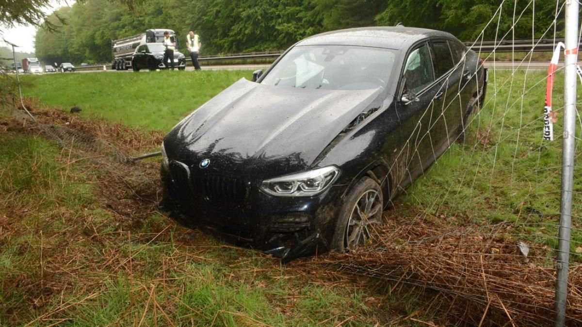 Unfall Bmw Schleudert Bei Witzhave In Wildschutzzaun An Der A Shz