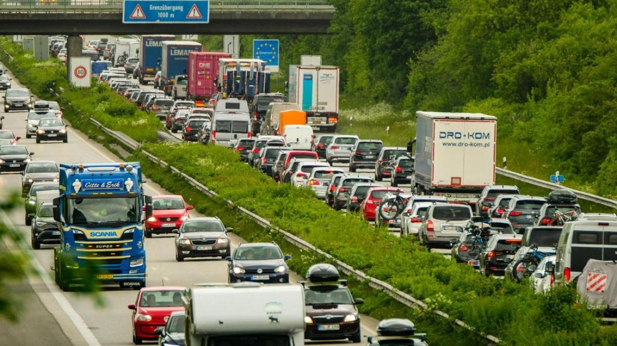 Dichter Reiseverkehr sorgt für Stau auf der A7 im Norden SHZ