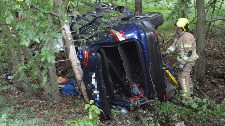 Unfall bei Mölln Frau kommt von B207 ab kracht gegen Baum SHZ