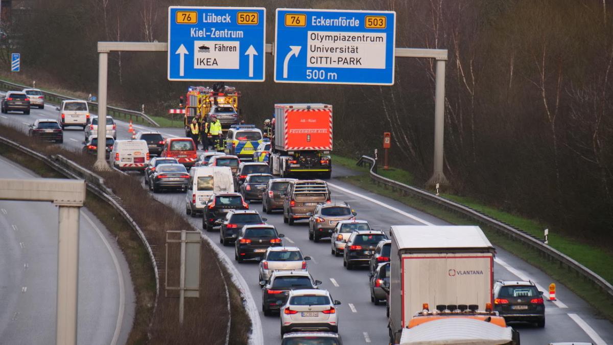 Stau Unfall Auf Der A Zwischen Kreuz Kiel West Und Kiel Mitte Shz