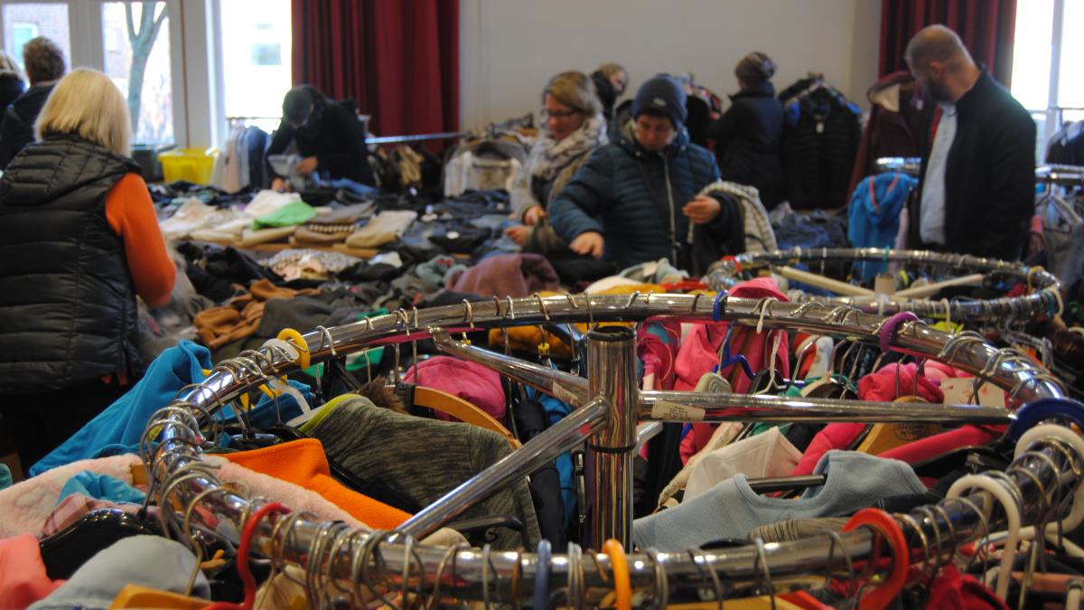 F Hr Hunderte Besucher Beim Wyker Second Hand Basar Shz