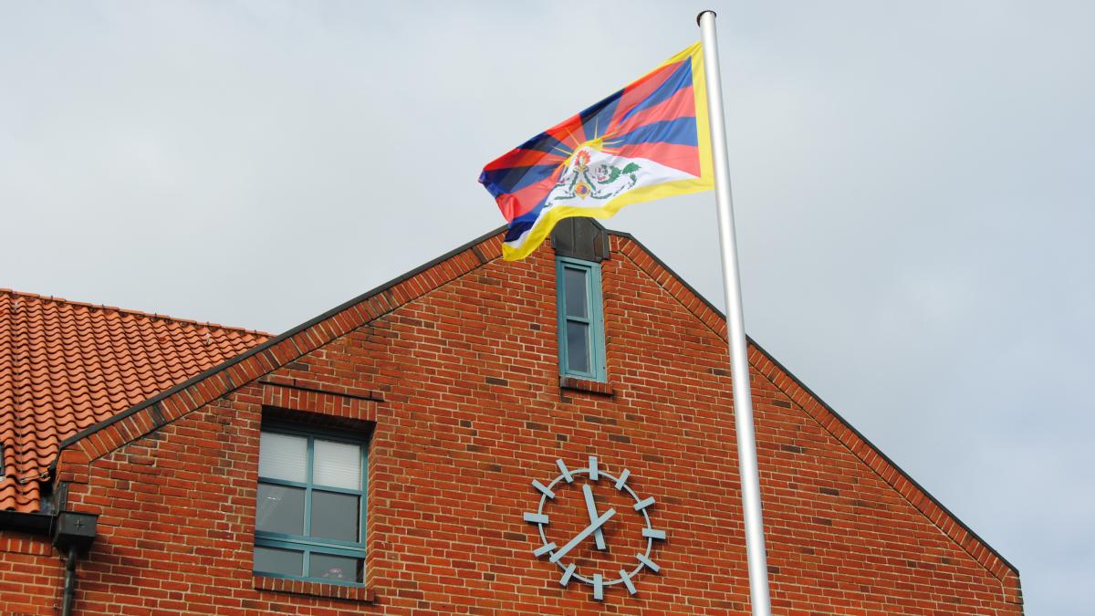 Auf Föhr weht tibetische Flagge vor dem Amtsgebäude SHZ