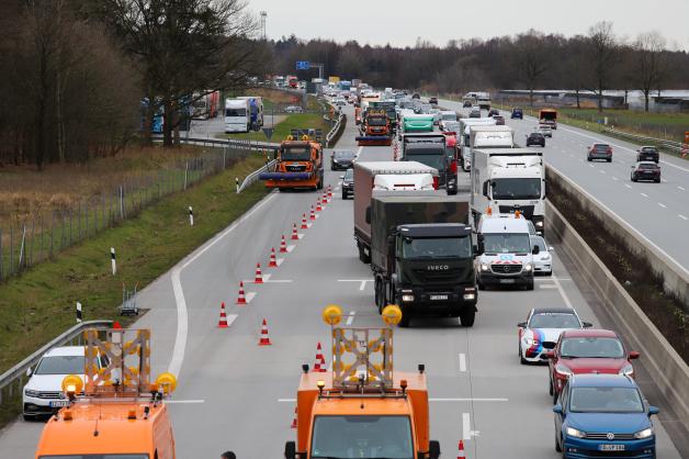 Gro Enaspe Schwerer Unfall Mit Zwei Lkw Auf Der A Shz