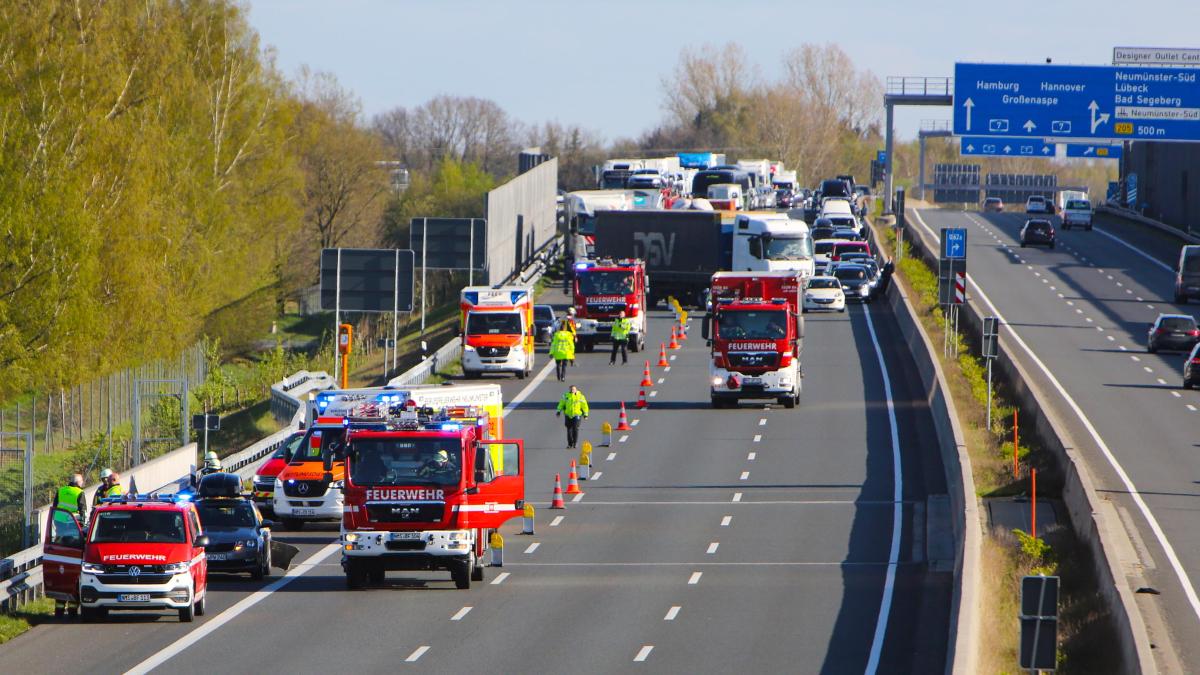 Unfall auf der A7 Pkw fährt bei Neumünster auf Wagen auf SHZ