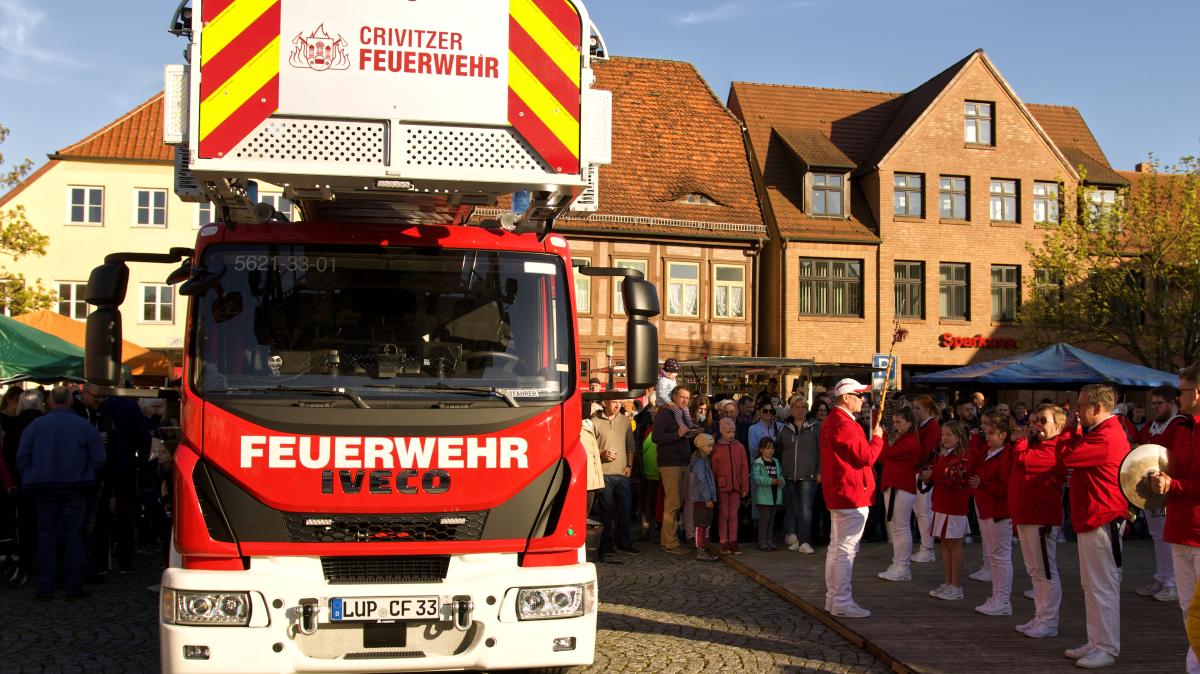 Feuerwehr In Crivitz Nimmt Offiziell Neue Drehleiter In Betrieb Nnn