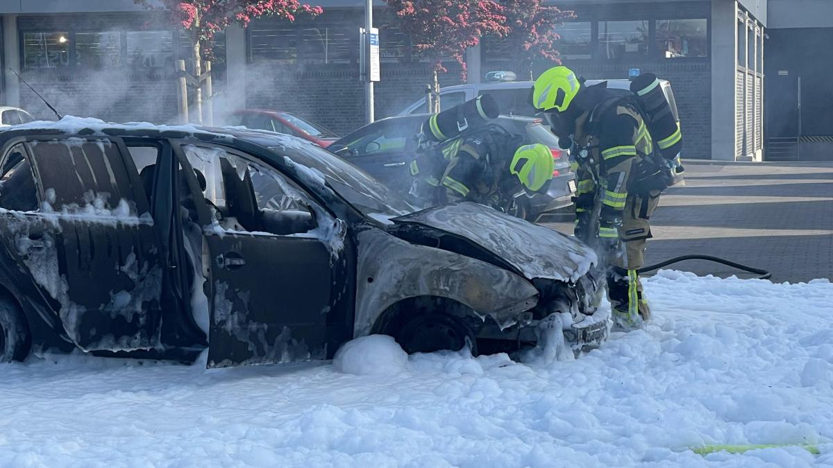 Schenefelder Feuerwehr löscht brennendes Auto auf Aldi Parkplatz SHZ