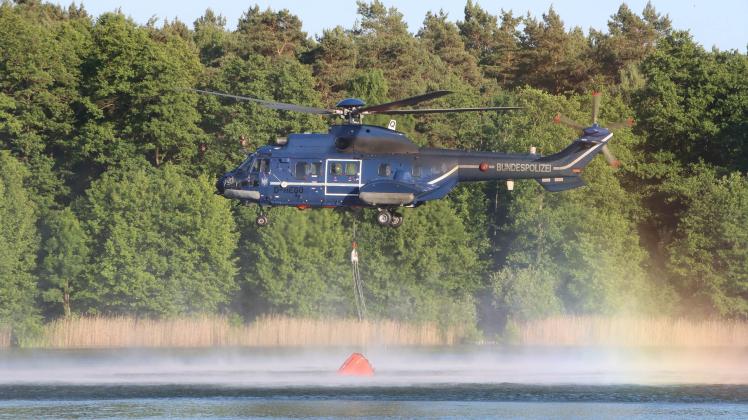 Waldbrand in Lübtheen aktuell Polizei Hubschrauber löscht mit SHZ