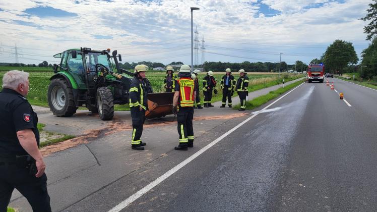 Trecker verliert auf der B70 bei Lingen Estringen Hydrauliköl NOZ