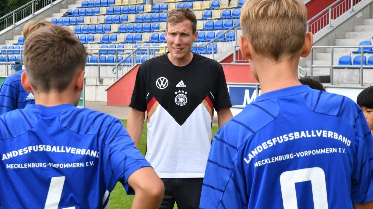 U20 Bundestrainer Hannes Wolf Leitet Training Beim FC Mecklenburg