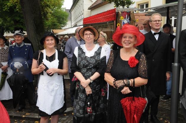 Beginn Des Historischen Marktes In Bad Essen Im Dauerregen Noz