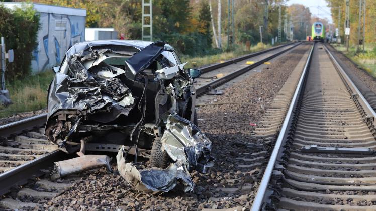 Unfall Am Bahn Bergang Tornesch Auto Von Zug Erfasst Shz