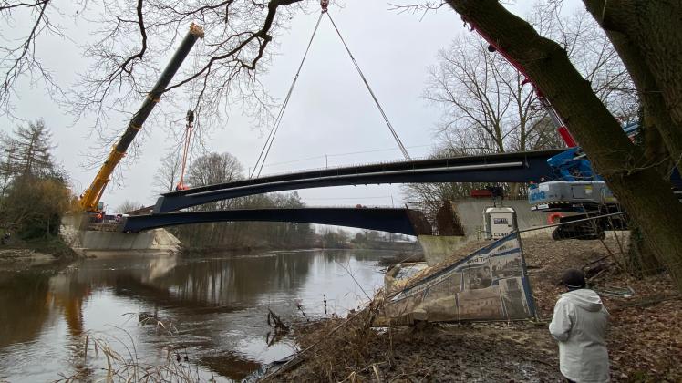 Neue Hasebrinkbr Cke Meppen Der Einbau Der Stahltr Ger In Bildern Noz