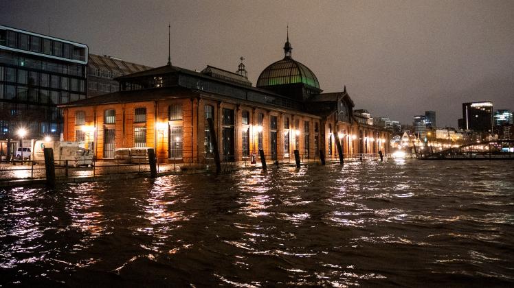 Keine Sturmflut Aber Wasser Schwappt Auf Hamburger Fischmarkt SHZ