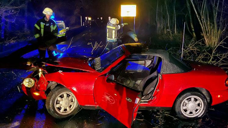 Ein Pkw kollidiert auf der Haller Straße in Melle mit einem Baum NOZ