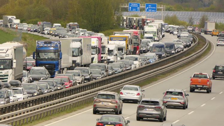 Stau A Am Bordesholmer Dreieck Unfall Mit Mehreren Fahrzeugen Shz