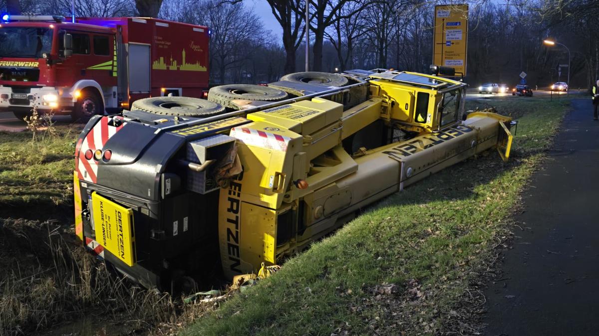 Kranfahrzeug Kommt In Lingen Von Stra E Ab Und Rutscht In Graben Noz