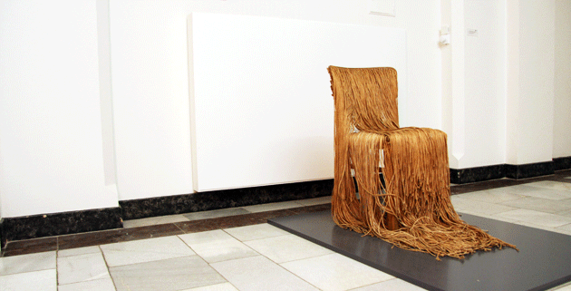 Günther Uecker, als „Nagelkünstler“ weltberühmt, kann auch anders: Sein „Bindfadenstuhl“ von 1969 machte aus einem Möbelstück eine Skulptur. Foto: Schroeder