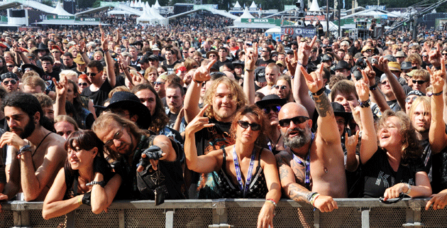 Stimmung gleich am ersten Abend: Rund 75 000 Heavy-Metal-Fans feiern in der 1800-Seelen-Gemeinde das 24. Wacken Open Air Festival. Fotos: Carsten Rehder