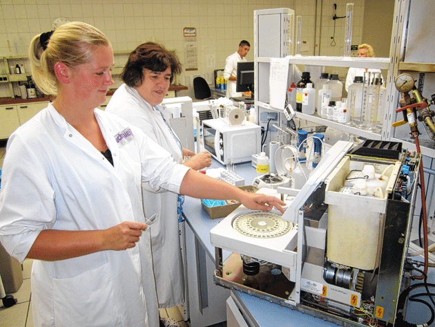 Dr. Sabine Borowski (l.) und Käthe Kubischta kümmern sich in der Qualitätssicherung im Labor täglich darum, dass die gesetzlichen Vorgaben bei den Säften stimmen. Dr. Sabine Borowski (l.) und Käthe Kubischta kümmern sich in der Qualitätssicherung im Labor täglich darum, dass die gesetzlichen Vorgaben bei den Säften stimmen.