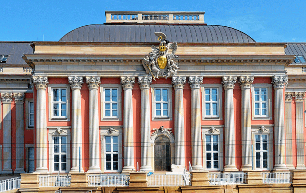 Blick auf die Fassade des neuen Landtages im Stadtschloss Potsdam