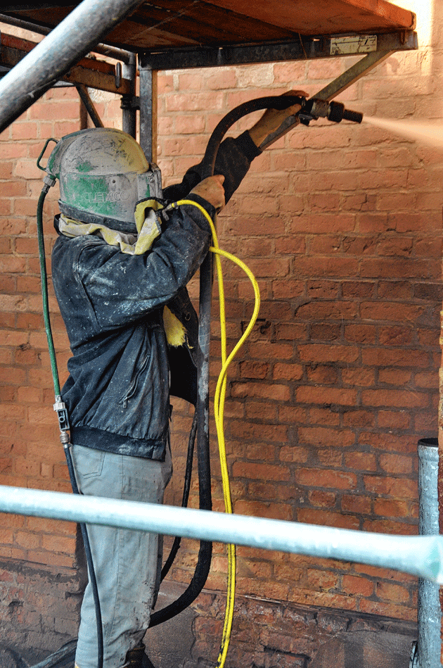 Sandstrahler am "Stall 3" im Einsatz. Sandstrahler am "Stall 3" im Einsatz.