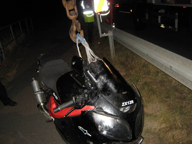 Mit einem Kran musste das Unfall-Krad auf der Umgehungsstraße Brüel  (B 104) geborgen werden.