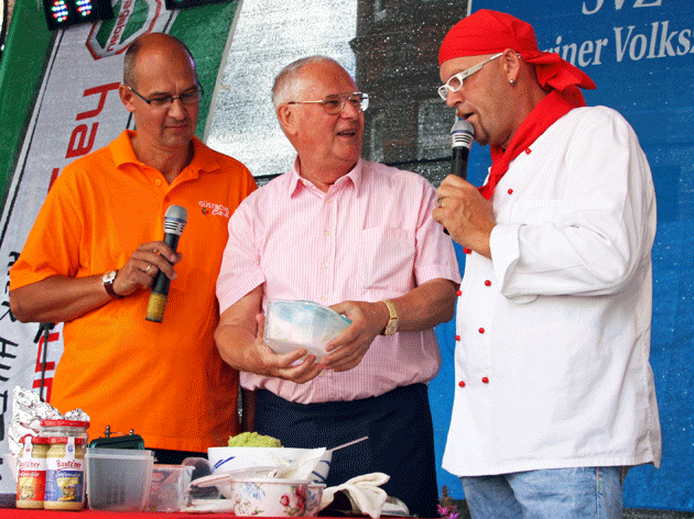Thüringischen Kartoffelsalat richtete Stadtpräsident  Friedhelm Böhm (M.) auf der Bühne an, Burkhard Bauer   und Mario Kohlhagen (r.) assistieren mit guten Ratschlägen.