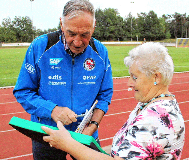 Turbine-Coach Bernd Schröder erfüllte nach dem Spiel zahlreiche Autogrammwünsche der Besucher.