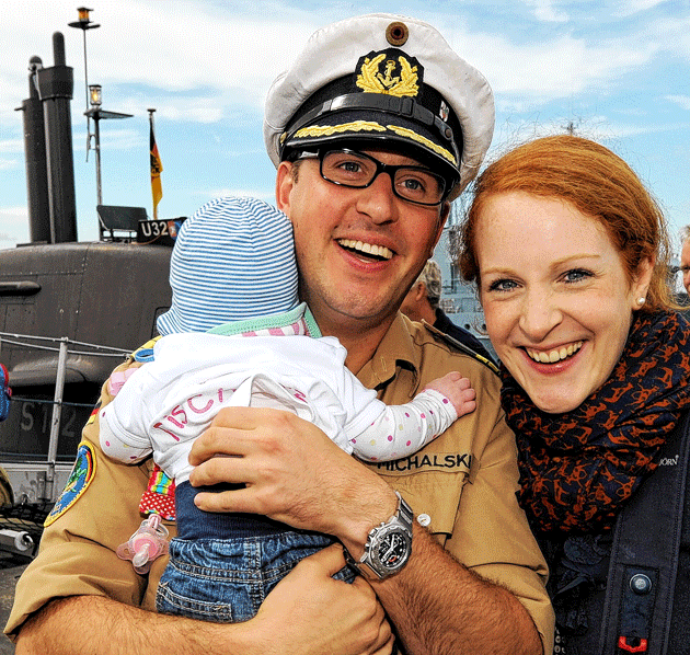 Christian Michalski, Kommandant des U-Bootes, wird von Freundin Vanessa Friese und Töchterchen Charlotte begrüßt.