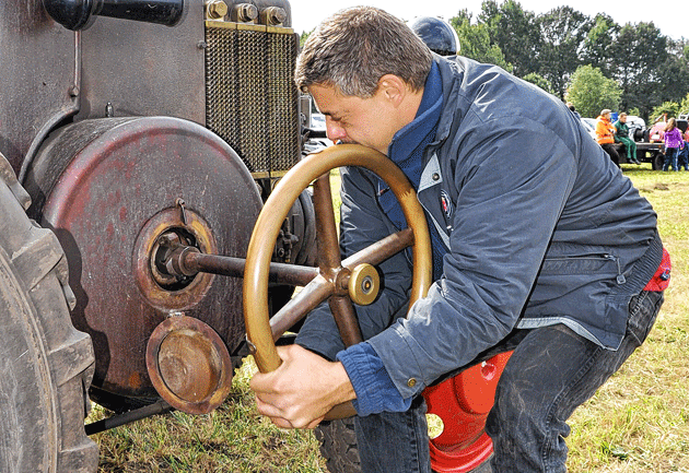 Jörg Piplow beim Anwerfen des Motors mit der Lenksäule Jörg Piplow beim Anwerfen des Motors mit der Lenksäule