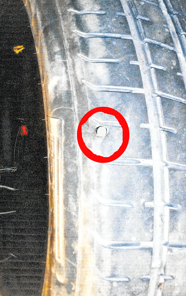 Der platte Reifen von Marlies Brandt mit dem Nagel (roter Kreis) drin. 