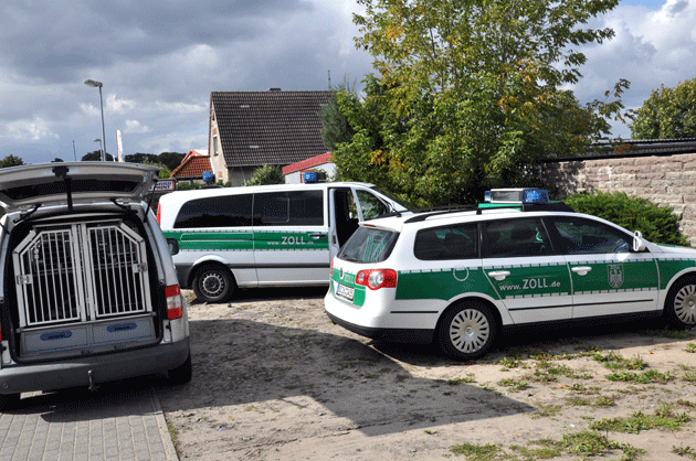 Einsatzfahrzeuge während der Durchsuchungsaktion in Wittenburg. Pohle