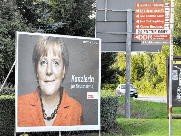 Nachher: Seit gestern Nachmittag lächelt Angela Merkel  von eben jener Wand.