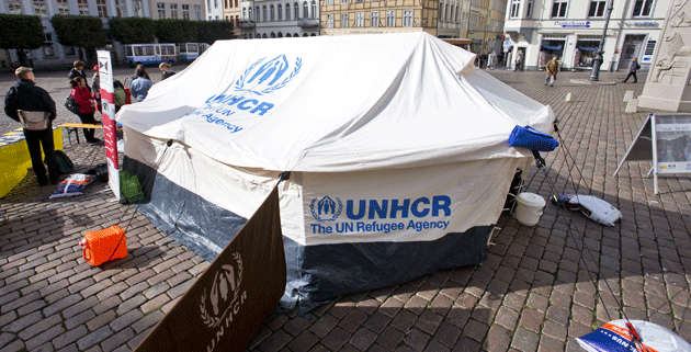 Heute ist der Tag der Flüchtlinge: Der Flüchtlingsrat und  Amnesty International informierten   auf dem Marktplatz von Schwerin – in einem Flüchtlingszelt.  Foto: Jens Büttner