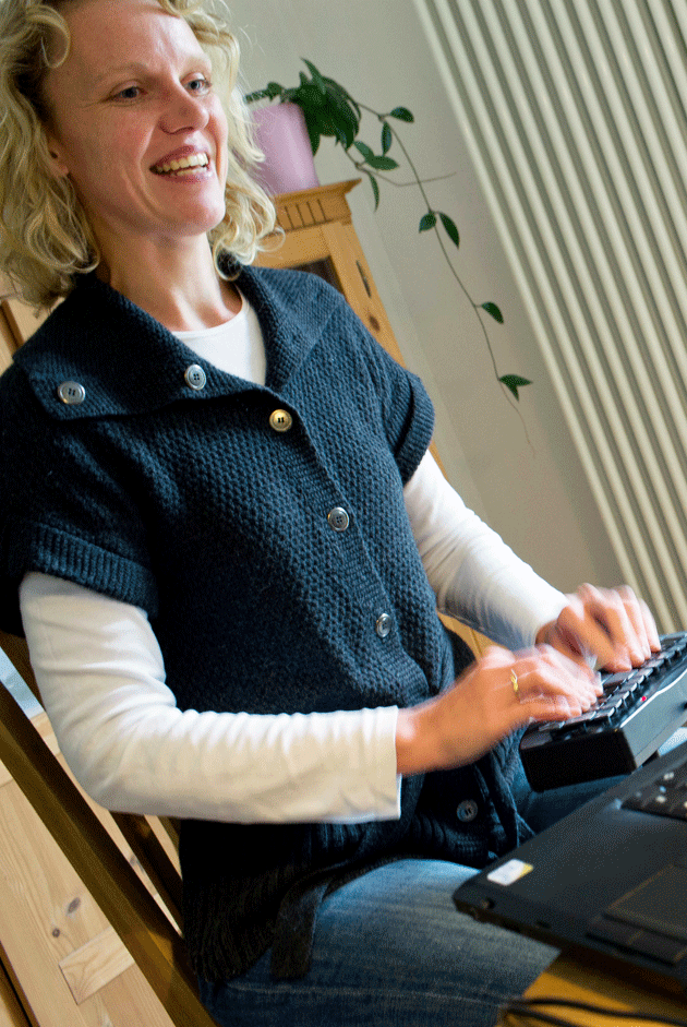 Sandra Kanschat schreibt   auf ihrer speziellen Stenografie-Tastatur in der gleichen Zeit das Drei- bis Vierfache dessen, was eine normale Tastatur hergibt.Jens Büttner