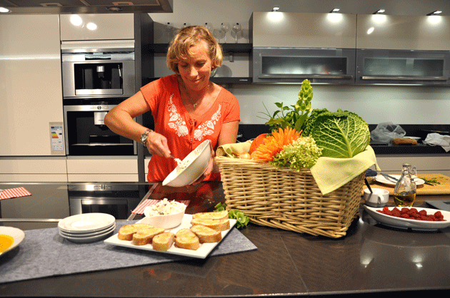 Ein herzhafter Gruß aus der Küche: Zu Beginn ihres Menüs servierte Sabine Reiners einen würzigen  Kräuterquark mit Schinkenstückchen und Zwiebeln auf lauwarmem Baguette.