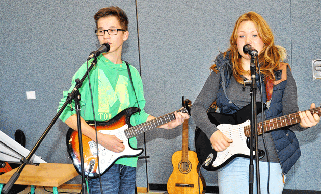 Hendrik Treuner und Marie Rußbüldt, zusammen „Hausfreunde“, machten Musik für die Gäste des Sport- und Spielfestes. Fotos: Regina Mai Hendrik Treuner und Marie Rußbüldt, zusammen „Hausfreunde“, machten Musik für die Gäste des Sport- und Spielfestes. Fotos: Regina Mai