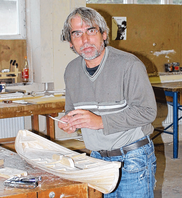 Baut am 1:10-Modell des Wikinger-Bootes: Alexander Kalinich aus Witzin. Baut am 1:10-Modell des Wikinger-Bootes: Alexander Kalinich aus Witzin.