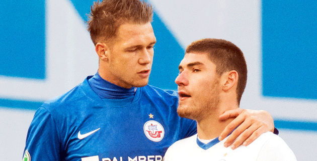 Trost und Zuspruch für Johannes Brinkies: Innenverteidiger Steven Ruprecht, der den Rückpass auf den Keeper spielte, dem dieser versprang und zum 1:1 führte, versucht seinen Teamkollegen aufzubauen. geos Trost und Zuspruch für Johannes Brinkies: Innenverteidiger Steven Ruprecht, der den Rückpass auf den Keeper spielte, dem dieser versprang und zum 1:1 führte, versucht seinen Teamkollegen aufzubauen. geos