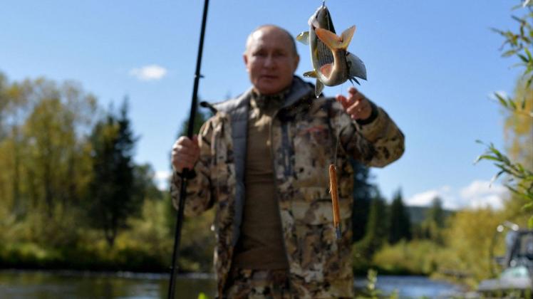Putin, der sich vor mehr als einer Woche wegen Corona-Fällen in seinem Umfeld in Selbstisolation begeben hat, inszeniert sich auf Reisen immer wieder bildstark.