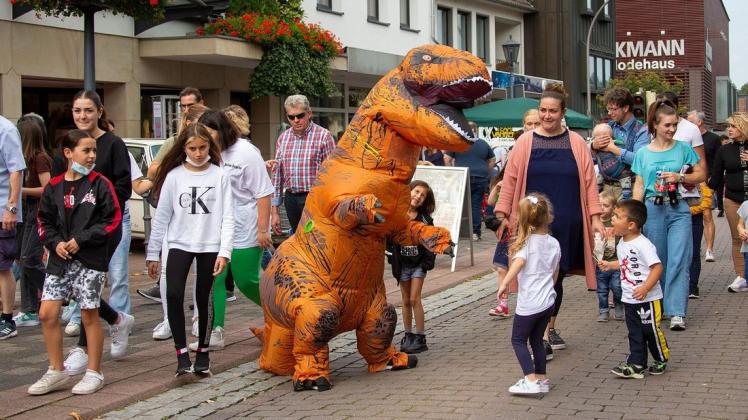Man kann sich ja von diesen umherwandernden Dinos auch nicht alles gefallen lassen: Ein junger Mann gibt Kontra beim Meller Stadtfest "Herbst-Töne".