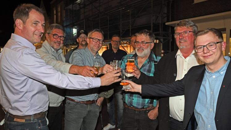 Auf den Sieg "eine Schale Bier": Matthias Wübbel stößt mit seinen SPD-Unterstützern an. Auf den Sieg "eine Schale Bier": Matthias Wübbel stößt mit seinen SPD-Unterstützern an.