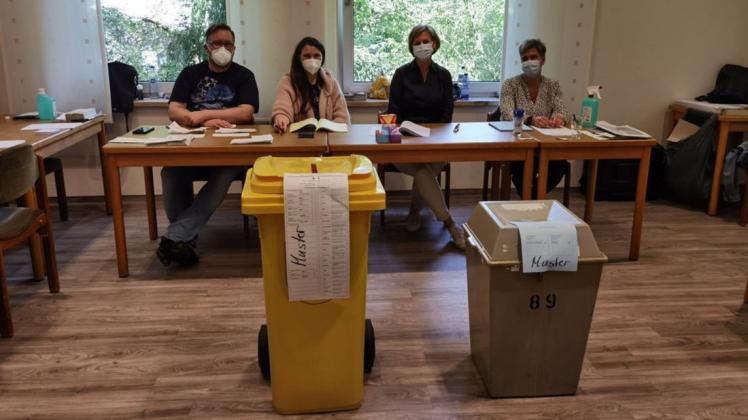 Stichwahl und Bundestagswahl 2021 in Osnabrück: Florian und Birte Roch, Heike Markert und Simone Bulthaupt waren Wahlhelfer in Sutthausen.