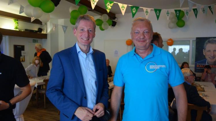 Unter grün-weißen Fähnchen: Die politisch schwarzen Ralf Wessel und Stephan Neitzel am Sonntag auf der CDU-Wahlparty im Schützenhof in Ganderkesee