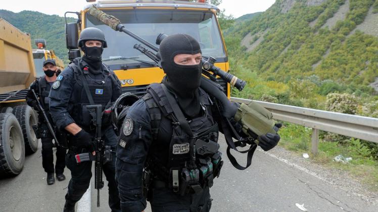 Kosovo-Polizisten gehen in der Nähe des Grenzübergangs Jarinje im Norden des Kosovo, um ihre Kollegen abzulösen. (Archiv)